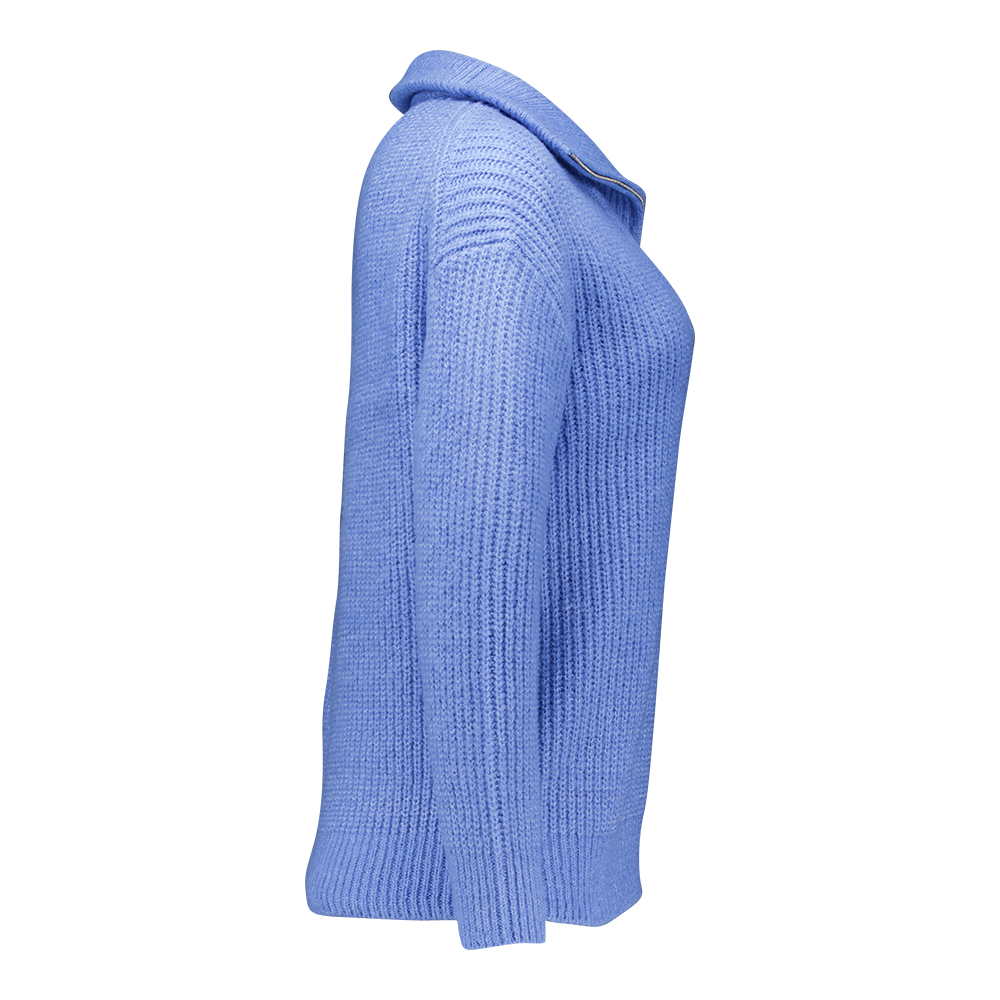 Weibliches Model mit Rock your Day Pullover in Provence