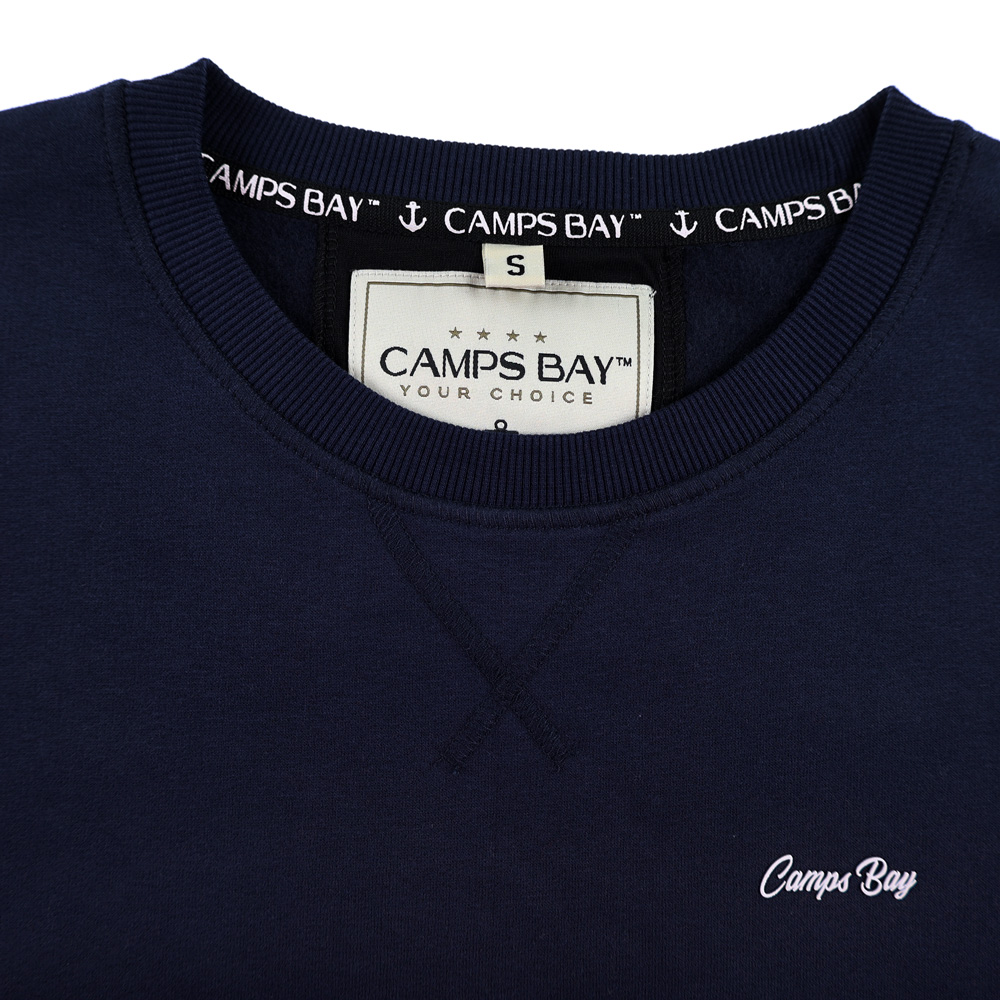 Männliches Model mit CAMPS BAY Hoodie in Night Sky