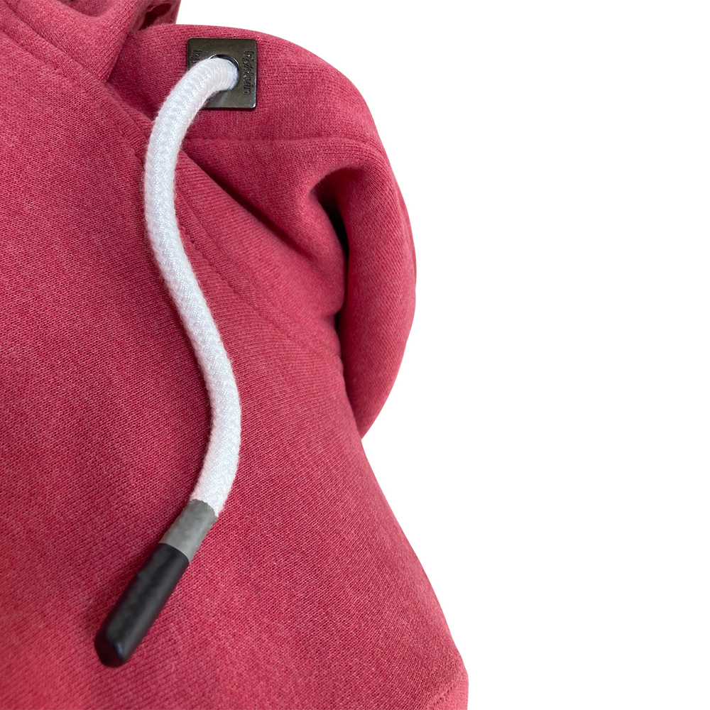 Männliches Model mit Björkvin Hoodie in Red Melange