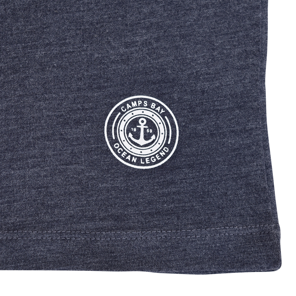 Männliches Model mit CAMPS BAY T-Shirt in Night Sky