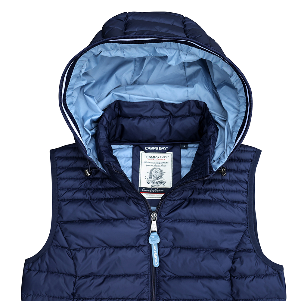 Weibliches Model mit CAMPS BAY Weste in Maritime Blue