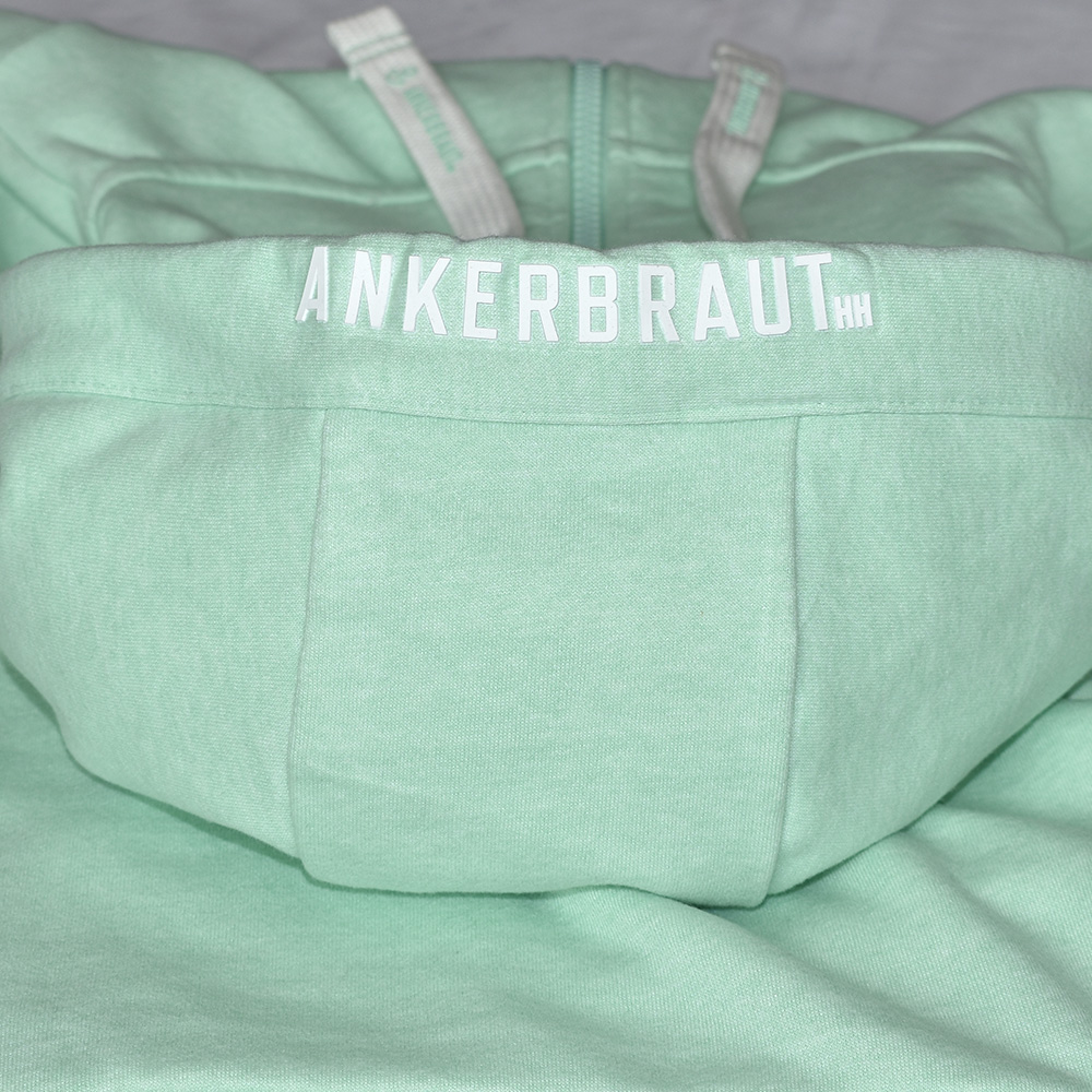 Weibliches Model mit ANKERBRAUT Sweatjacke in Mint Melange
