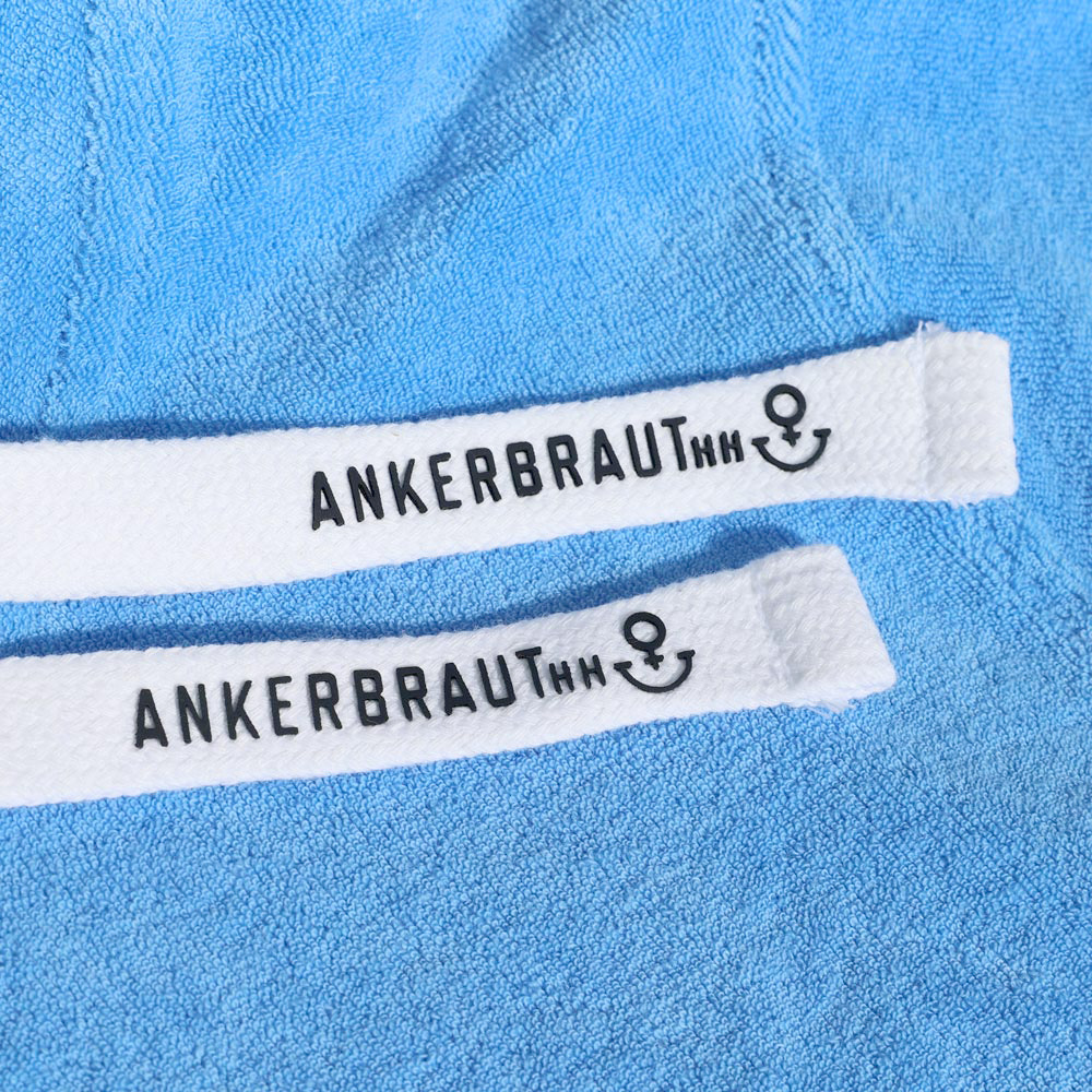 ANKERBRAUT Frottee-Hoodie "Warum auf später warten?" Weibliches Model mit ANKERBRAUT Frottee-Hoodie in Provance