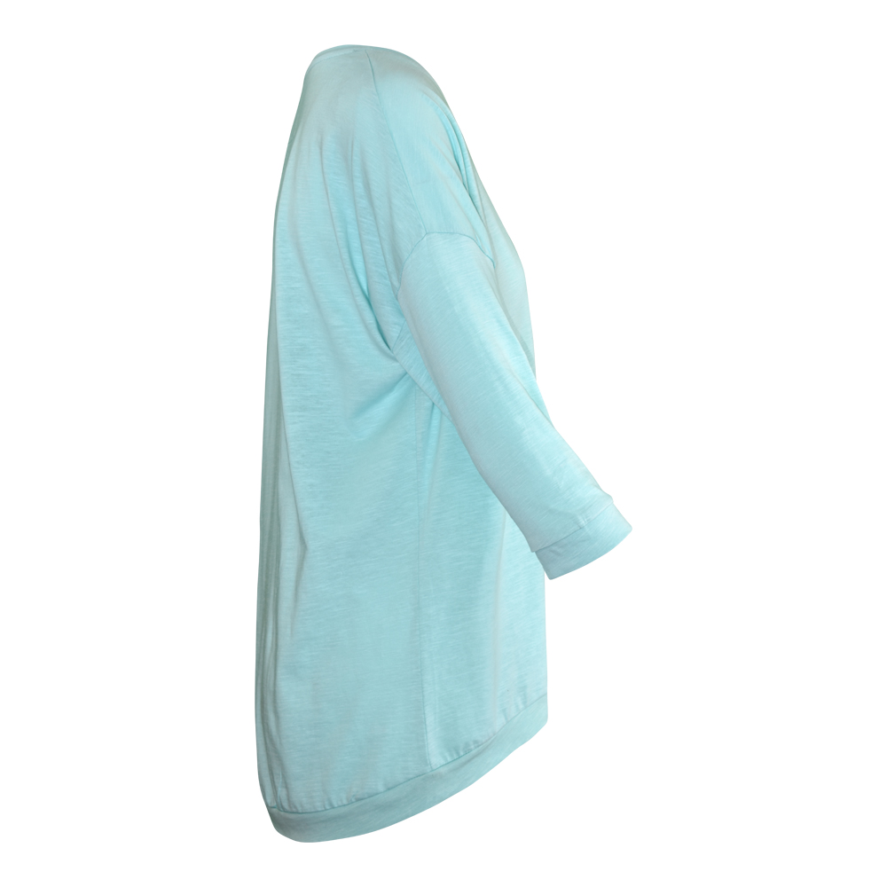Weibliches Model mit CAMPS BAY Shirt in Aqua Sky