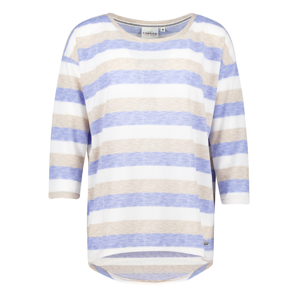 Weibliches Model mit CAMPS BAY Shirt in Soft Blue Stripe