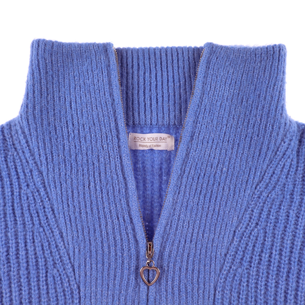 Weibliches Model mit Rock your Day Pullover in Provence
