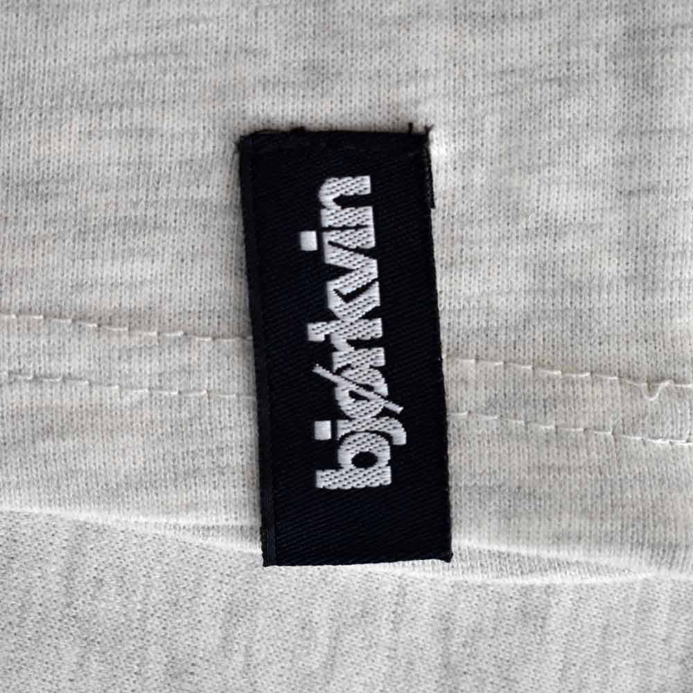 Männliches Model mit Björkvin T-Shirt in Silver Melange