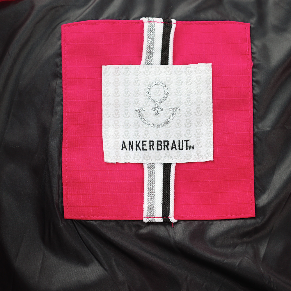 Weibliches Model mit ANKERBRAUT Langmantel in Pink