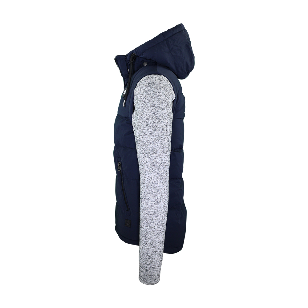 Männliches Model mit CAMPS BAY Westenjacke in Night Sky