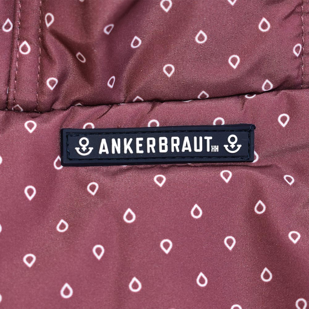 Weibliches Model mit ANKERBRAUT Weste in Rose Brown