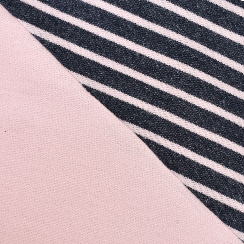 Weibliches Model mit ANKERBRAUT Jerseykleid in Cradle Pink