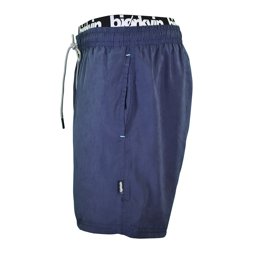 Männliches Model mit Björkvin Badeshorts in Navy