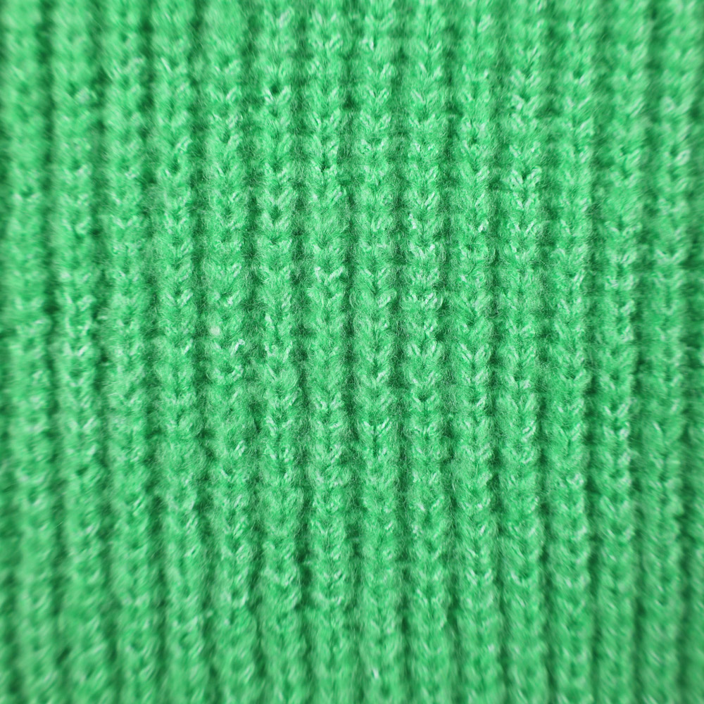 Weibliches Model mit Rock your Day Pullover in Vibrant Green