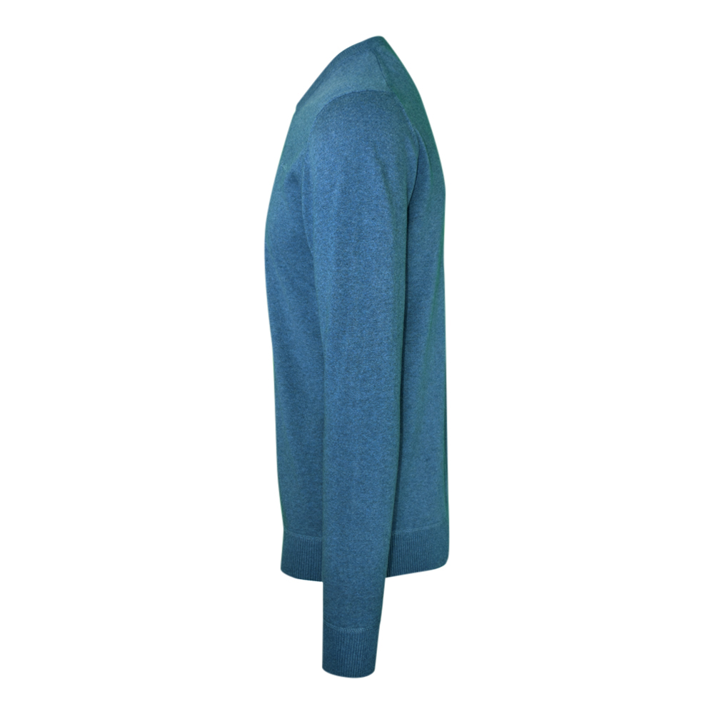Männliches Model mit CAMPS BAY Pullover in Indigo