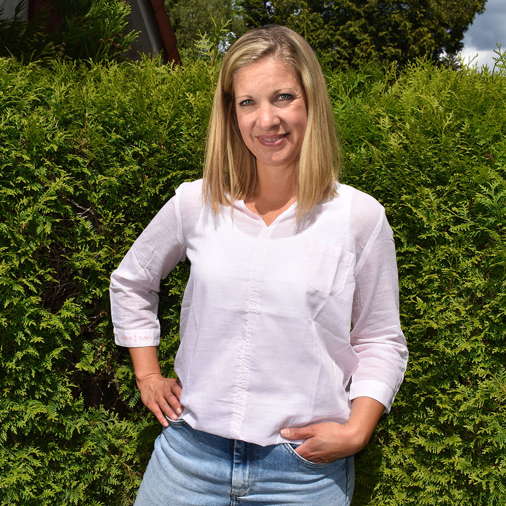 Weibliches Model mit CAMPS BAY Bluse in White-Cradle Pink