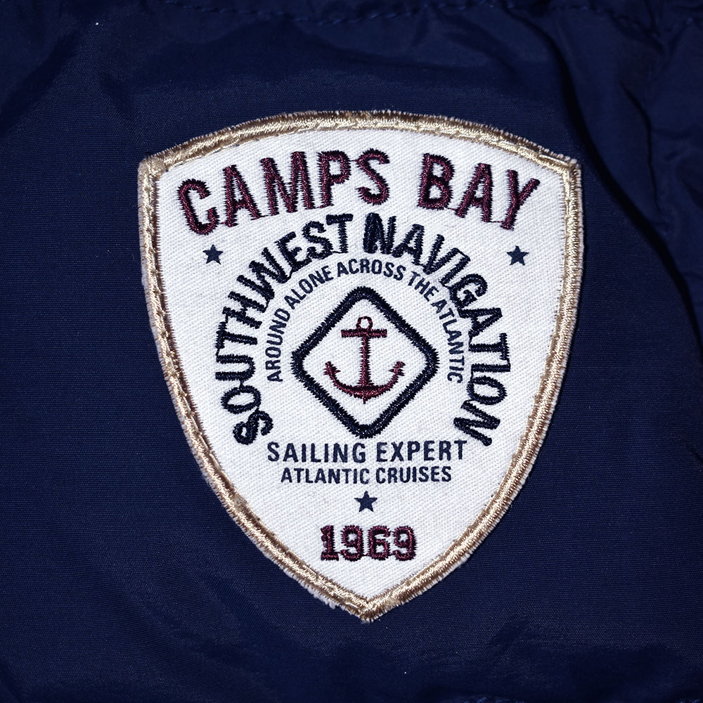 Männliches Model mit CAMPS BAY Westenjacke in Total Eclipse Navy