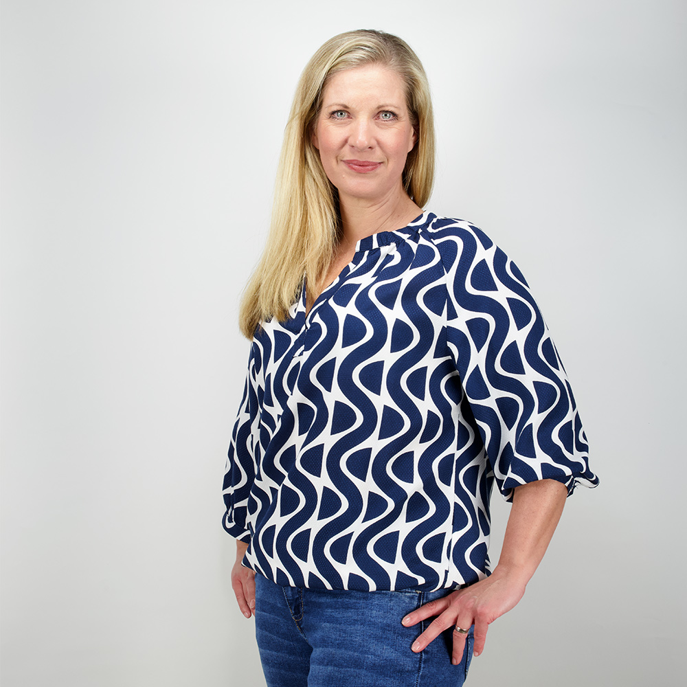 Weibliches Model mit CAMPS BAY Bluse 