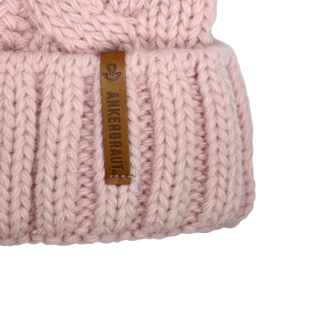 Weibliches Model mit ANKERBRAUT Mütze in Rose