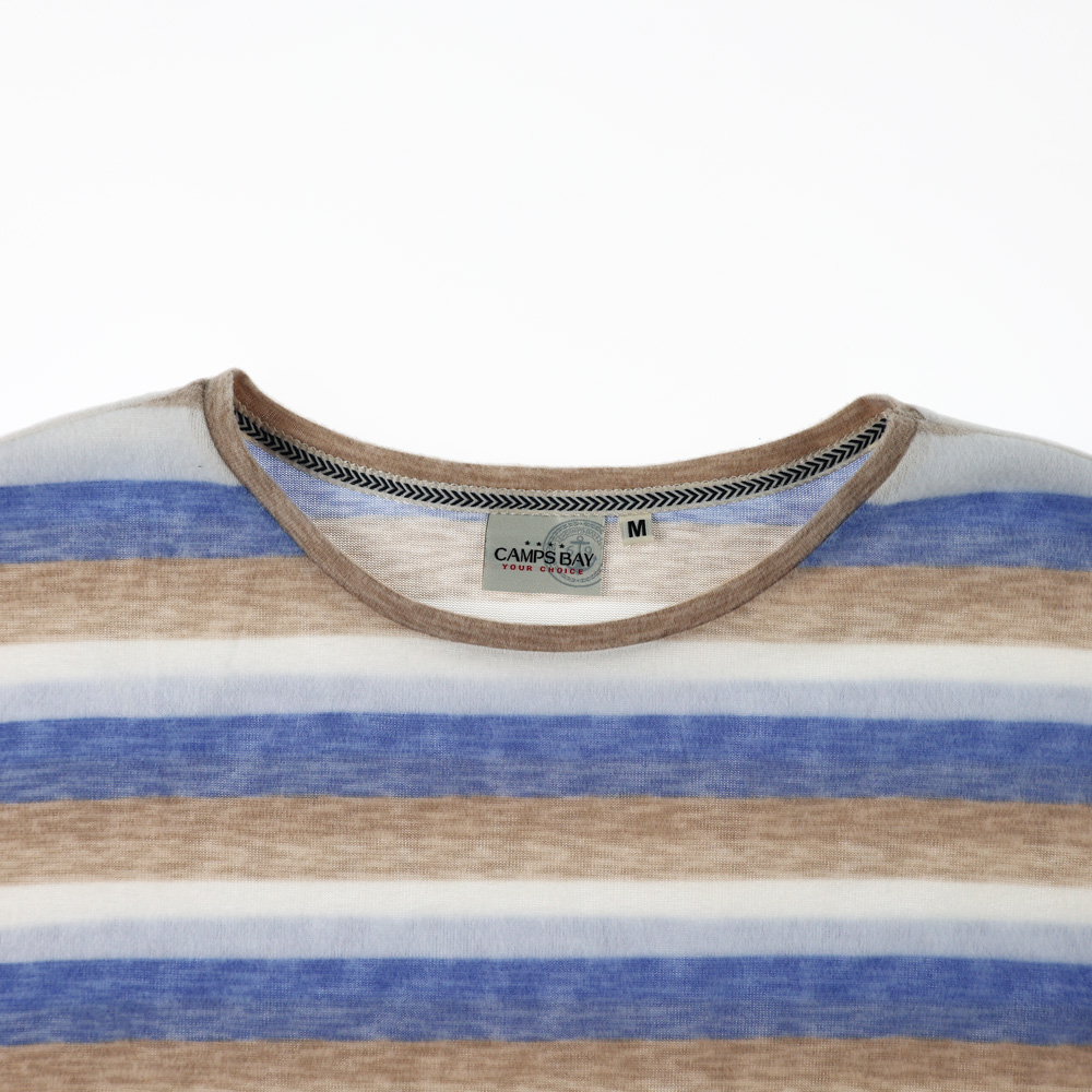 Weibliches Model mit CAMPS BAY Shirt in Soft Blue Stripe
