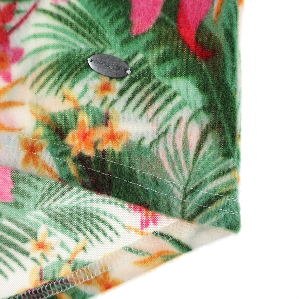 Weibliches Model mit CAMPS BAY Shirt in 6837 Offwhite Palm