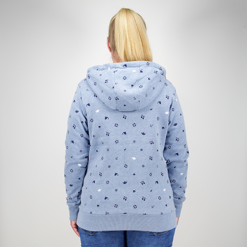 Weibliches Model mit CAMPS BAY Sweatjacke in Windward Blue