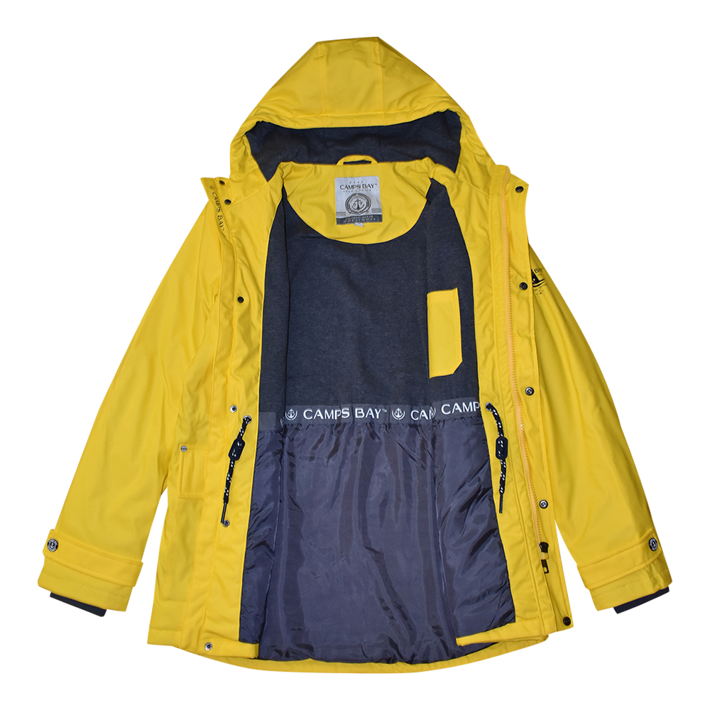 Männliches Model mit CAMPS BAY Wetterjacke in Lemon Chrome