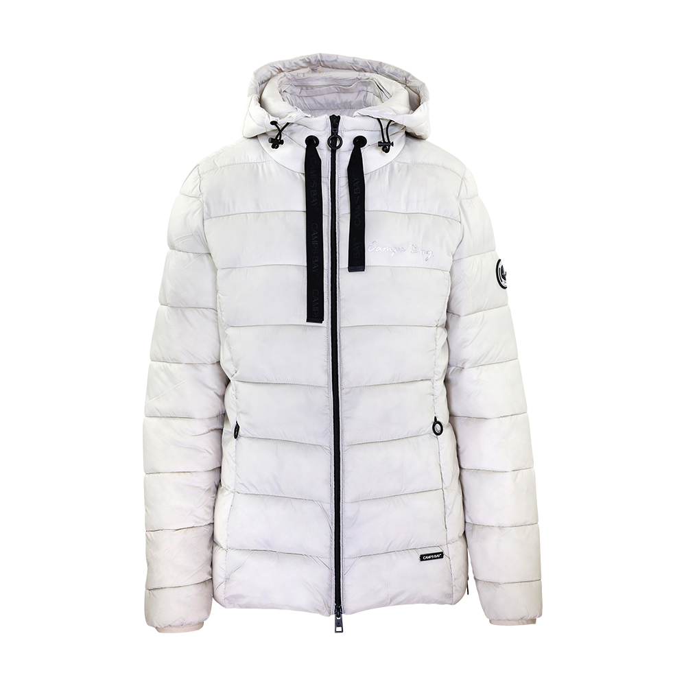 Weibliches Model mit CAMPS BAY Steppjacke in Moonbeam