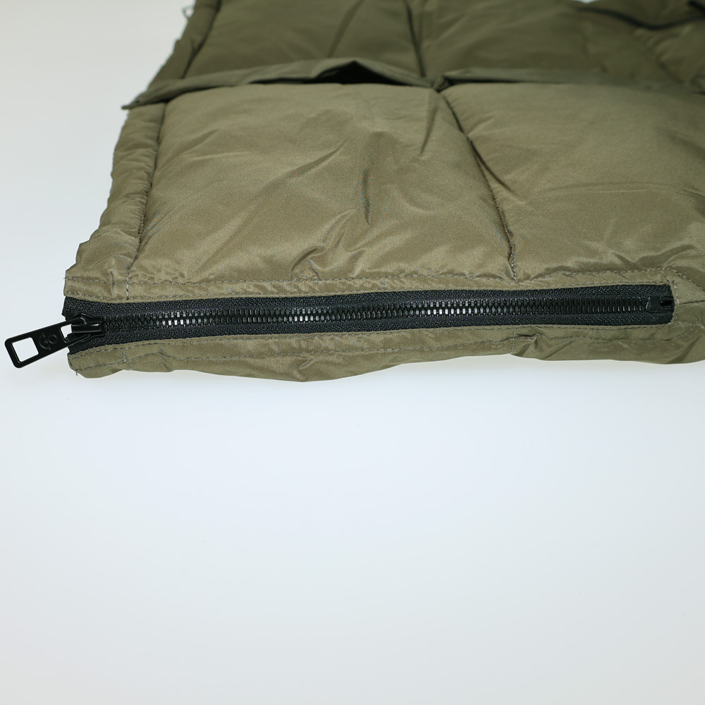 ANKERBRAUT Long-Weste "Bahn frei, Kartoffelbrei 2" Weibliches Model mit ANKERBRAUT Long-Weste in Oliv
