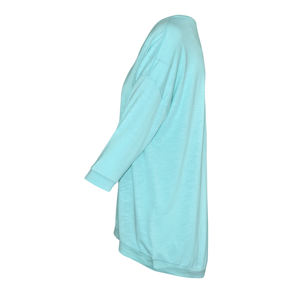 Weibliches Model mit CAMPS BAY Shirt in Aqua Sky