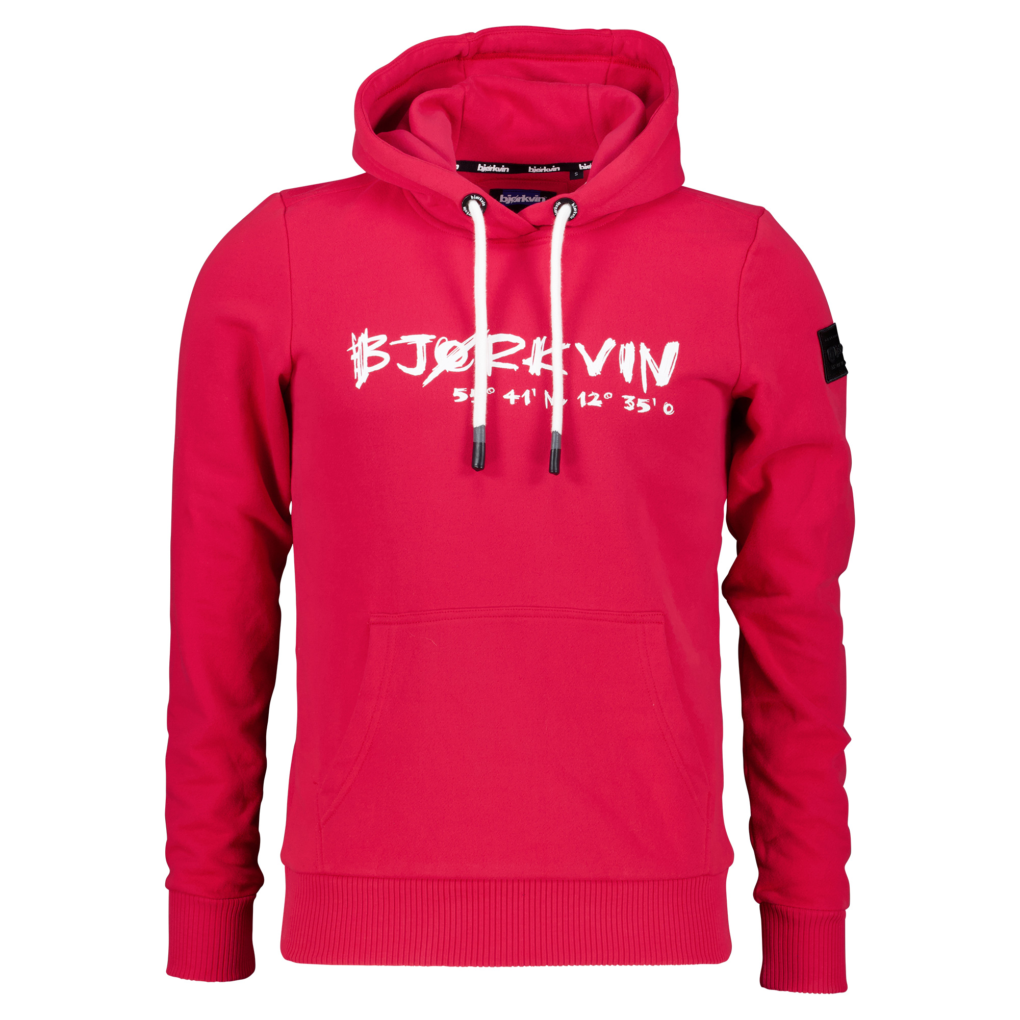 Männliches Model mit Björkvin Hoodie in Rot