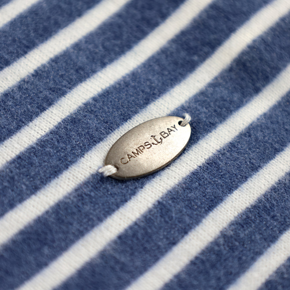 Weibliches Model mit CAMPS BAY Shirt in Blue Shadow Stripe