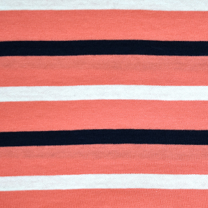 Weibliches Model mit CAMPS BAY Top in Fusion Coral-Night Sky