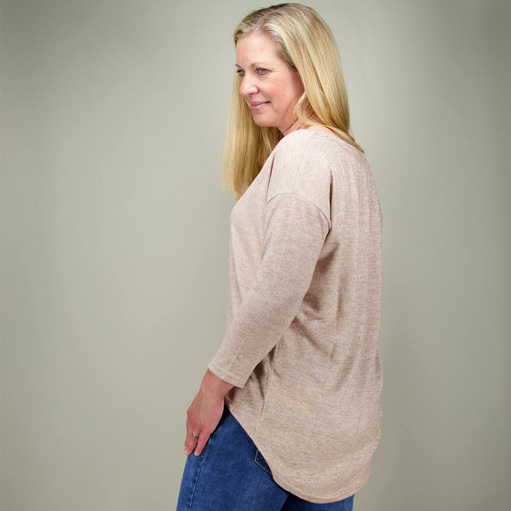 Weibliches Model mit CAMPS BAY Shirt in Beige Marl