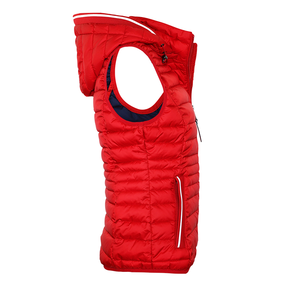 Weibliches Model mit CAMPS BAY Weste in Savvy Red