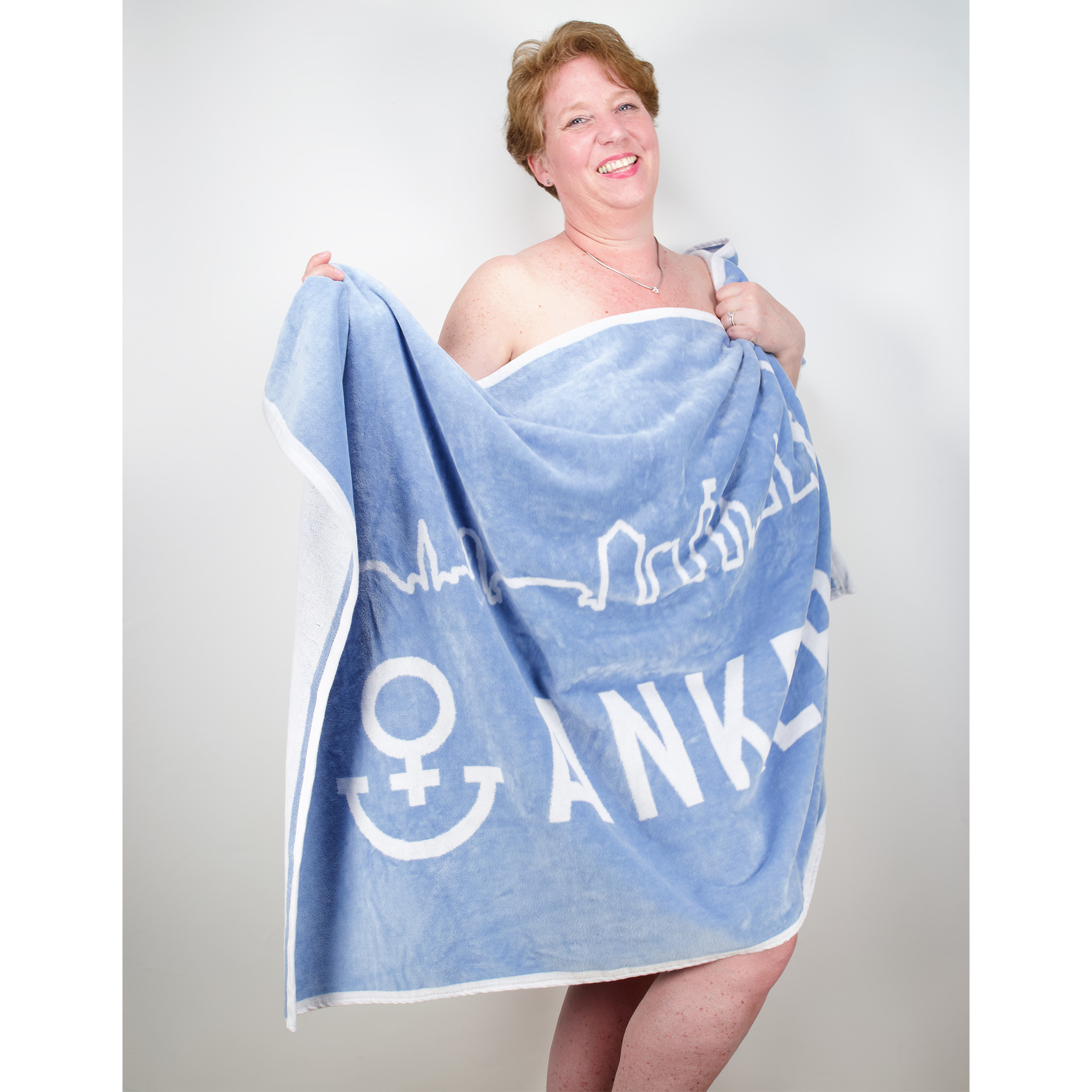 Weibliches Model mit ANKERBRAUT Badelaken in Dove
