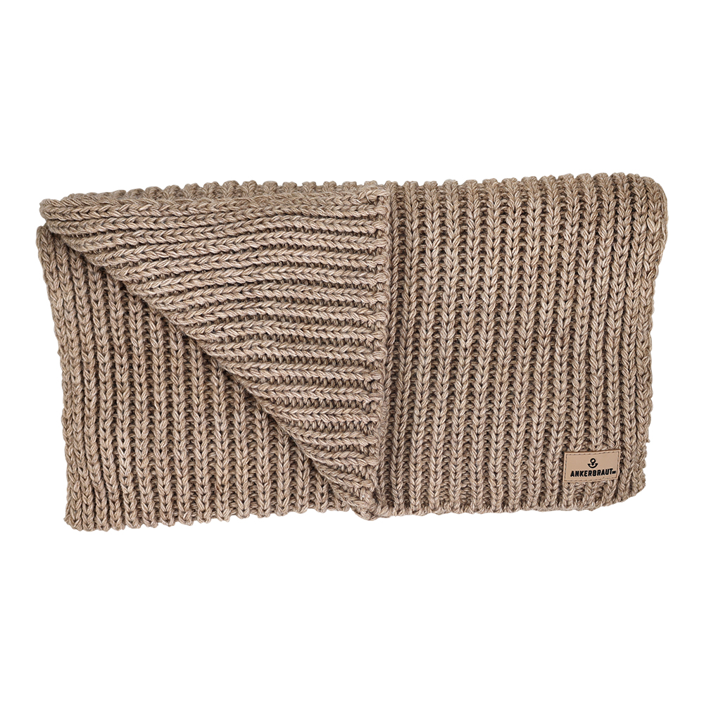 Weibliches Model mit ANKERBRAUT Schal in Taupe