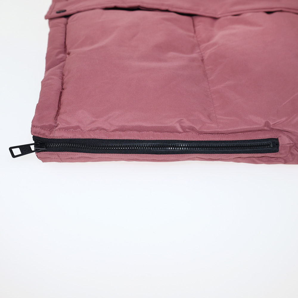 Weibliches Model mit ANKERBRAUT Long-Weste in Rose