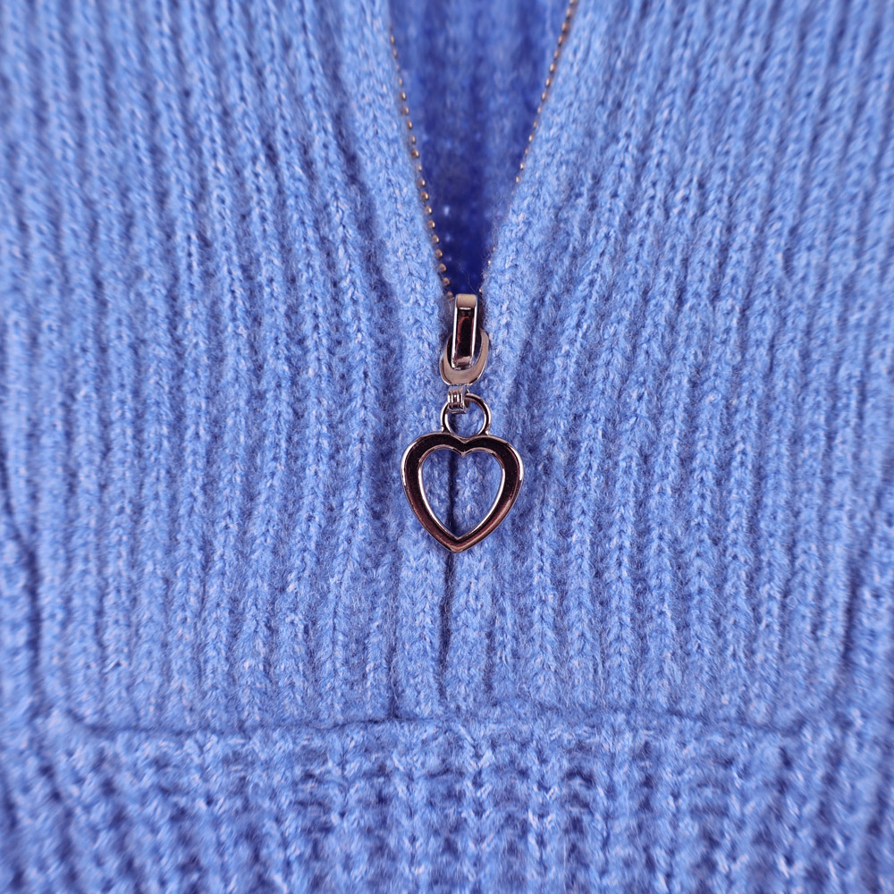 Weibliches Model mit Rock your Day Pullover in Provence