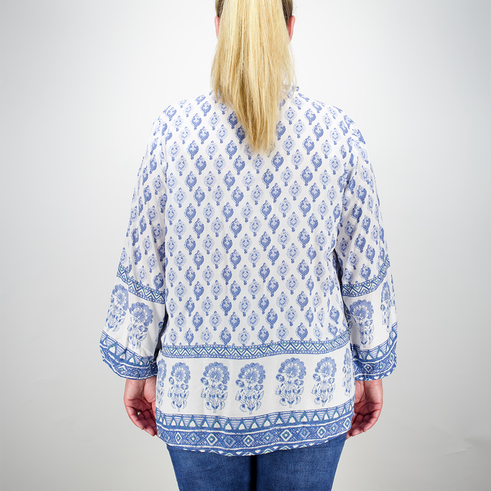 Weibliches Model mit CAMPS BAY Tunika in Navy
