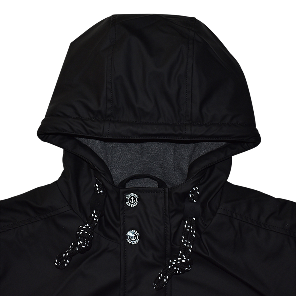 Männliches Model mit CAMPS BAY Wetterjacke in Schwarz