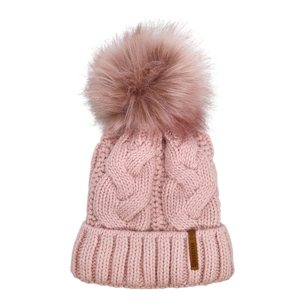 Weibliches Model mit ANKERBRAUT Mütze in Rose