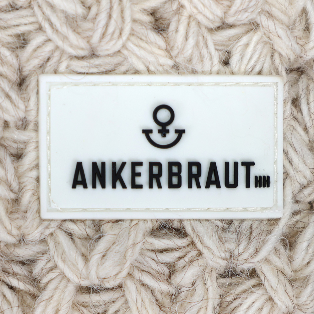 Weibliches Model mit ANKERBRAUT Schal in Beige