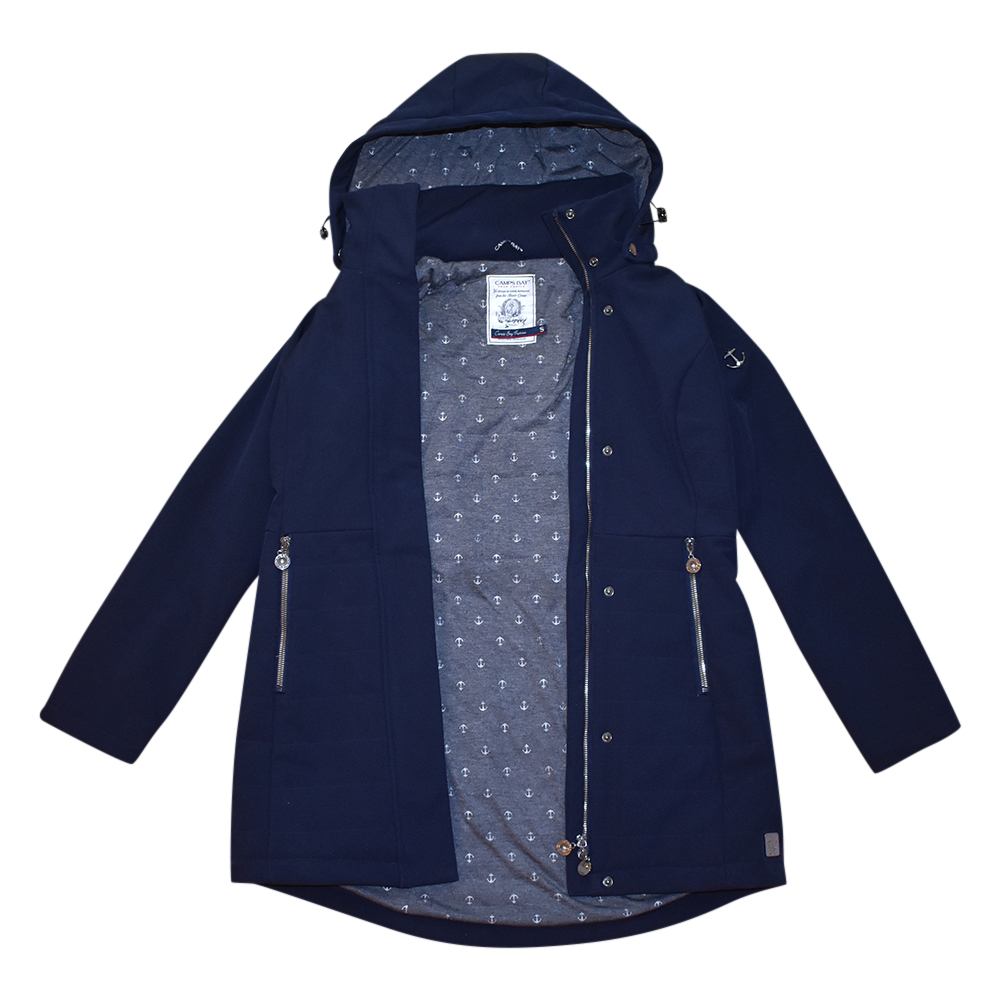 Weibliches Model mit CAMPS BAY Softshell-Jacke in Night Sky