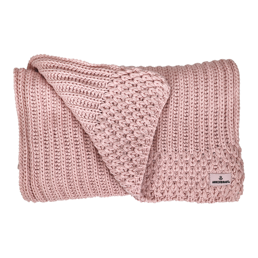 Weibliches Model mit ANKERBRAUT Schal in Rose