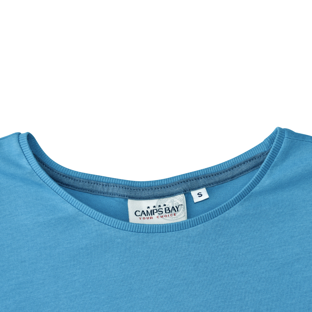 Männliches Model mit CAMPS BAY T-Shirt in Streifen China Blue