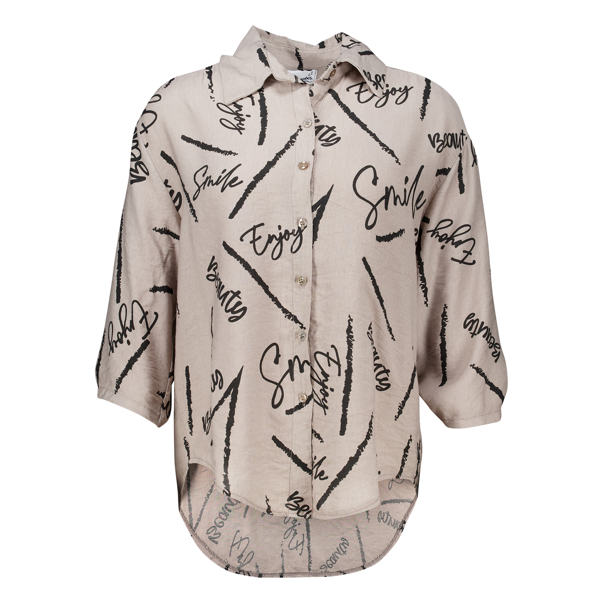 Weibliches Model mit Küstenzauber Bluse in Taupe