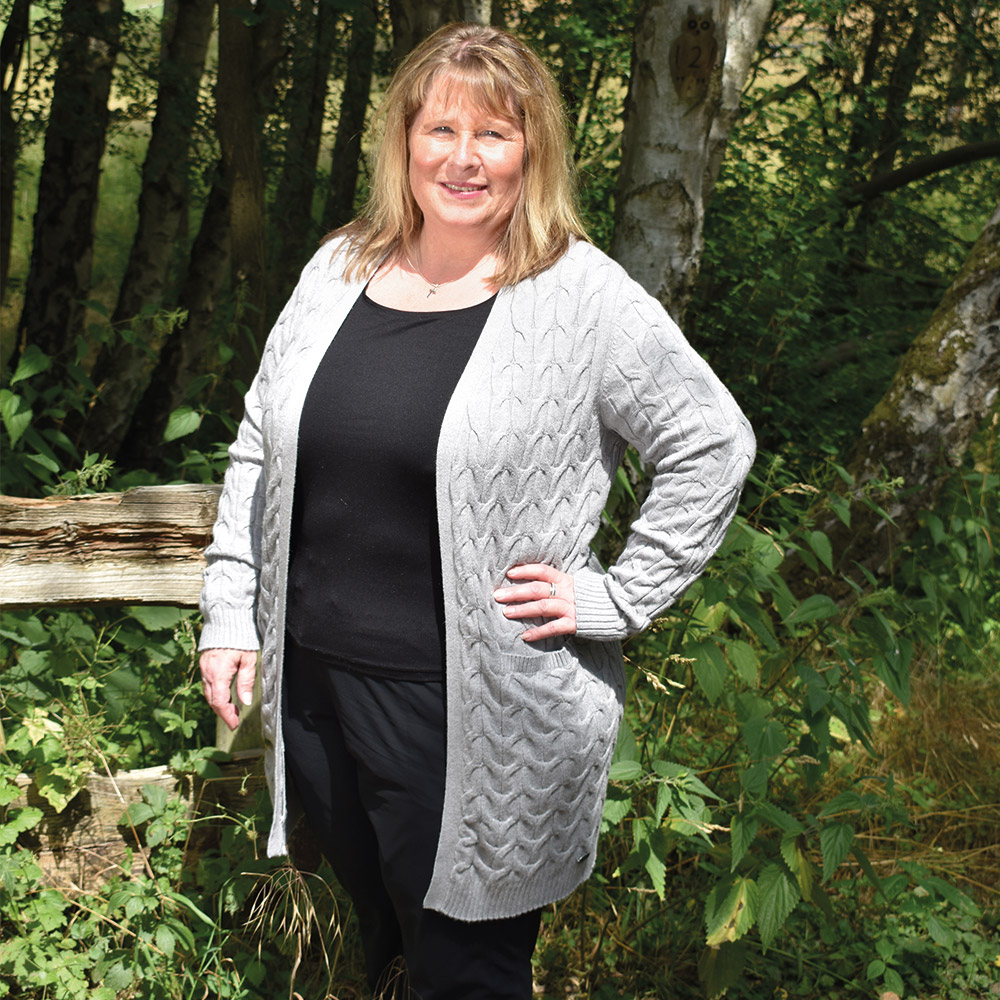 Weibliches Model mit CAMPS BAY Strickjacke in Silver Melange