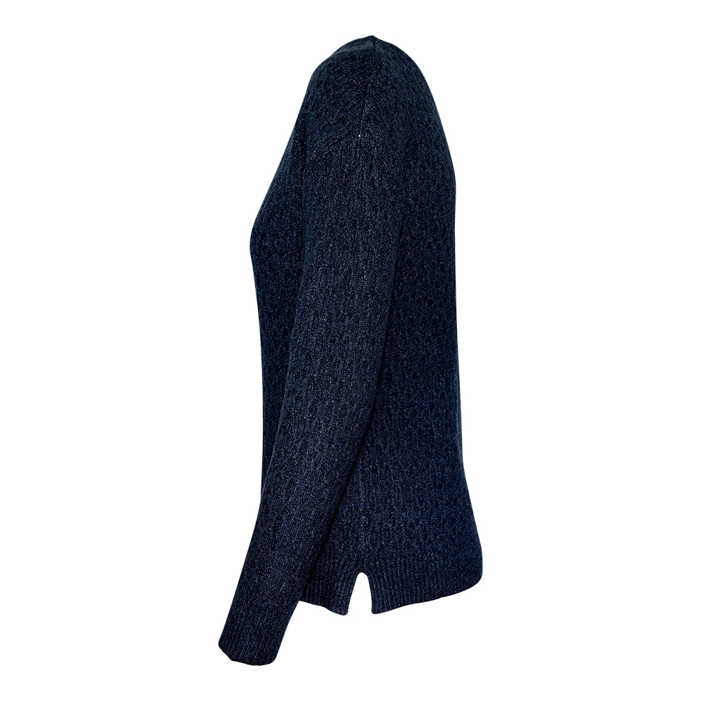 Weibliches Model mit CAMPS BAY Strickpullover in Night Sky Melange