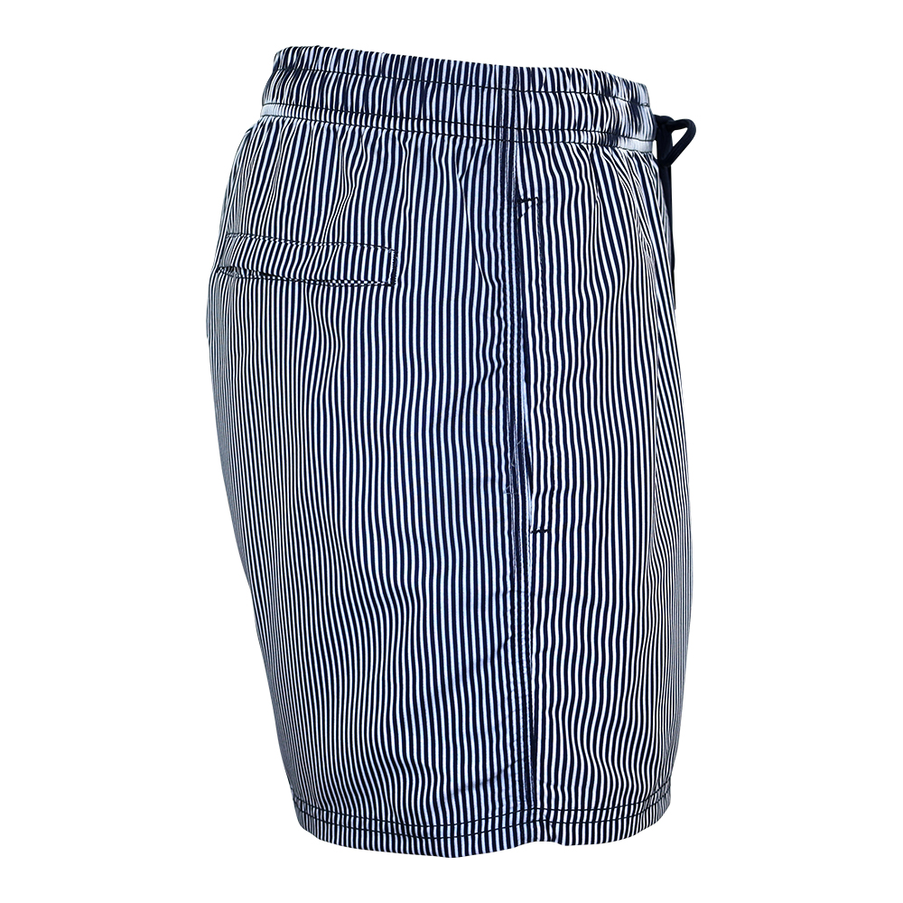Männliches Model mit CAMPS BAY Badeshorts in Stripe
