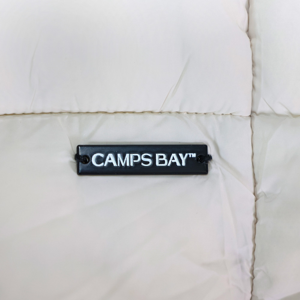 Weibliches Model mit CAMPS BAY Steppjacke in Moonbeam